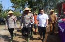Kepala Kepolisian Daerah (Kapolda) Jawa Barat Irjen Pol Dr. Pipit Rismanto, S.I.K., M.H., melakukan peninjauan langsung lokasi program ketahanan pangan budidaya bawang putih di Desa Karangsari, Kecamatan Darma, Kabupaten Kuningan, Selasa, ( Dok - Foto )