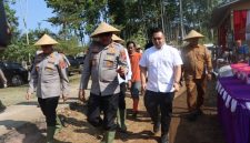 Kepala Kepolisian Daerah (Kapolda) Jawa Barat Irjen Pol Dr. Pipit Rismanto, S.I.K., M.H., melakukan peninjauan langsung lokasi program ketahanan pangan budidaya bawang putih di Desa Karangsari, Kecamatan Darma, Kabupaten Kuningan, Selasa, ( Dok - Foto )