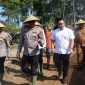 Kepala Kepolisian Daerah (Kapolda) Jawa Barat Irjen Pol Dr. Pipit Rismanto, S.I.K., M.H., melakukan peninjauan langsung lokasi program ketahanan pangan budidaya bawang putih di Desa Karangsari, Kecamatan Darma, Kabupaten Kuningan, Selasa, ( Dok - Foto )