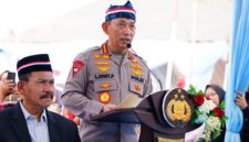 Kapolri Jenderal Listyo Sigit Prabowo melaporkan perkembangan pembangunan dan revitalisasi jembatan Merah Putih Presisi terhadap Presiden Prabowo Subianto. Sebanyak 874 jembatan sudah dibangun dan direnovasi di puluhan wilayah Polda,( Dok - Foto )