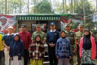 Pangdam III Siliwangi Mayjen TNI Kosasih bersama Dansatgas Citarum 2026 Kol Inf Yanto Kusno Hendarto SH, Dandim 0624/ Kabupaten Bandung dan masyarakat penerima sembako,( Dok - Foto )