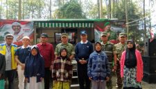 Pangdam III Siliwangi Mayjen TNI Kosasih bersama Dansatgas Citarum 2026 Kol Inf Yanto Kusno Hendarto SH, Dandim 0624/ Kabupaten Bandung dan masyarakat penerima sembako,( Dok - Foto )