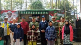 Pangdam III Siliwangi Mayjen TNI Kosasih bersama Dansatgas Citarum 2026 Kol Inf Yanto Kusno Hendarto SH, Dandim 0624/ Kabupaten Bandung dan masyarakat penerima sembako,( Dok - Foto )