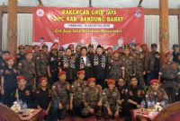 Ketua Umum DPD GRIB Jaya Jawa Barat Gabriel Alexander E., Ketua DPC GRIB Jaya Kabupaten Bandung Barat H. Ihwanudin Artawijaya bersama perwakilan pengurus PAC Kabupaten Bandung Barat, ( Dok - Foto )