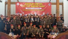 Ketua Umum DPD GRIB Jaya Jawa Barat Gabriel Alexander E., Ketua DPC GRIB Jaya Kabupaten Bandung Barat H. Ihwanudin Artawijaya bersama perwakilan pengurus PAC Kabupaten Bandung Barat, ( Dok - Foto )