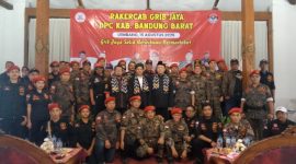 Ketua Umum DPD GRIB Jaya Jawa Barat Gabriel Alexander E., Ketua DPC GRIB Jaya Kabupaten Bandung Barat H. Ihwanudin Artawijaya bersama perwakilan pengurus PAC Kabupaten Bandung Barat, ( Dok - Foto )