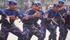 Anggota Brimob Polda Jabar dalam Yel yel,( Dok - Foto )