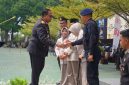 Wakapolda Jawa Barat, Brigjen Pol. Adi Vivid A.B., S.I.K., M.Hum., secara resmi memberikan hadiah paket ibadah umroh ke Tanah Suci Makkah kepada sejumlah anggota Polri serta Pegawai Negeri Sipil (PNS) terbaik di lingkungan Polda Jabar,( Dok - Foto )