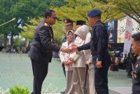 Wakapolda Jawa Barat, Brigjen Pol. Adi Vivid A.B., S.I.K., M.Hum., secara resmi memberikan hadiah paket ibadah umroh ke Tanah Suci Makkah kepada sejumlah anggota Polri serta Pegawai Negeri Sipil (PNS) terbaik di lingkungan Polda Jabar,( Dok - Foto )