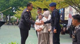 Wakapolda Jawa Barat, Brigjen Pol. Adi Vivid A.B., S.I.K., M.Hum., secara resmi memberikan hadiah paket ibadah umroh ke Tanah Suci Makkah kepada sejumlah anggota Polri serta Pegawai Negeri Sipil (PNS) terbaik di lingkungan Polda Jabar,( Dok - Foto )