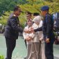 Wakapolda Jawa Barat, Brigjen Pol. Adi Vivid A.B., S.I.K., M.Hum., secara resmi memberikan hadiah paket ibadah umroh ke Tanah Suci Makkah kepada sejumlah anggota Polri serta Pegawai Negeri Sipil (PNS) terbaik di lingkungan Polda Jabar,( Dok - Foto )