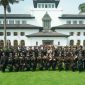 Kapolda bersama PJU Polda Jawa Barat Foto bersama Jajaran Pemprov Jabar,( Dok - Foto )