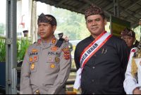 Kabid Humas Polda Jabar Kombes Pol Hendra Rochmawan S.I.K., M.H menerima penghargaan Galunggung Award 2026 dari Majelis Adat Sunda Jawa Barat (MASDA Jabar) dan Forum Silaturahmi Sunda Sabuana di Batu Ampar, Kecamatan Sariwangi, Kabupaten Tasikmalaya, Selasa (18/8/2026),( Dok - Foto )