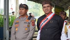 Kabid Humas Polda Jabar Kombes Pol Hendra Rochmawan S.I.K., M.H menerima penghargaan Galunggung Award 2026 dari Majelis Adat Sunda Jawa Barat (MASDA Jabar) dan Forum Silaturahmi Sunda Sabuana di Batu Ampar, Kecamatan Sariwangi, Kabupaten Tasikmalaya, Selasa (18/8/2026),( Dok - Foto )