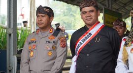 Kabid Humas Polda Jabar Kombes Pol Hendra Rochmawan S.I.K., M.H menerima penghargaan Galunggung Award 2026 dari Majelis Adat Sunda Jawa Barat (MASDA Jabar) dan Forum Silaturahmi Sunda Sabuana di Batu Ampar, Kecamatan Sariwangi, Kabupaten Tasikmalaya, Selasa (18/8/2026),( Dok - Foto )