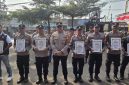 Kapolsek Cikalongwetan AKP Deden Indrajaya SH MM bersama Anggota Polsek dalam penyerahan penghargaan,( Dok - Foto )