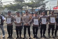 Kapolsek Cikalongwetan AKP Deden Indrajaya SH MM bersama Anggota Polsek dalam penyerahan penghargaan,( Dok - Foto )