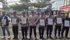 Kapolsek Cikalongwetan AKP Deden Indrajaya SH MM bersama Anggota Polsek dalam penyerahan penghargaan,( Dok - Foto )