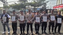 Kapolsek Cikalongwetan AKP Deden Indrajaya SH MM bersama Anggota Polsek dalam penyerahan penghargaan,( Dok - Foto )