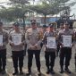Kapolsek Cikalongwetan AKP Deden Indrajaya SH MM bersama Anggota Polsek dalam penyerahan penghargaan,( Dok - Foto )