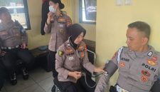 Tim Kedokteran dan Kesehatan (Dokkes) Polda Jabar menerjunkan personilnya untuk memantau dan memeriksa langsung kondisi kesehatan para personel,( Dok - Foto )