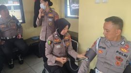 Tim Kedokteran dan Kesehatan (Dokkes) Polda Jabar menerjunkan personilnya untuk memantau dan memeriksa langsung kondisi kesehatan para personel,( Dok - Foto )