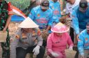 Kapolres Cimahi dalam penanaman bawang putih, ( Dok - Foto)