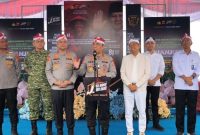 Wakapolri Komjen Pol. Prof. Dr. H. Dedi Prasetyo, M.Hum., M.Si., M.M bagikan 1.000 paket bantuan sosial untuk para petani dan masyarakat di kaki Gunung Gede Pangrango tepatnya di Kampung Maleber, Desa Ciherang, Kecamatan Pacet, Kabupaten Cianjur, ( Dok - Foto )
