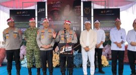 Wakapolri Komjen Pol. Prof. Dr. H. Dedi Prasetyo, M.Hum., M.Si., M.M bagikan 1.000 paket bantuan sosial untuk para petani dan masyarakat di kaki Gunung Gede Pangrango tepatnya di Kampung Maleber, Desa Ciherang, Kecamatan Pacet, Kabupaten Cianjur, ( Dok - Foto )