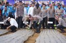 Wakapolri Komjen Pol. Prof. Dr. H. Dedi Prasetyo, M.Hum., M.Si., M.M., memimpin langsung penanaman perdana bawang putih di Kabupaten Cianjur, Rabu (19/8/2026),( Dok - Foto )