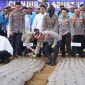 Wakapolri Komjen Pol. Prof. Dr. H. Dedi Prasetyo, M.Hum., M.Si., M.M., memimpin langsung penanaman perdana bawang putih di Kabupaten Cianjur, Rabu (19/8/2026),( Dok - Foto )
