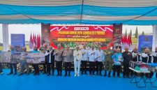 Raut bahagia terpancar dari 1.000 petani di kaki Gunung Gede Pangrango tepatnya di Kampung Maleber Desa Ciherang Kecamatan Pacet, Kabupaten Cianjur usai menerima bantuan sosial langsung dari Wakapolri Komjen Pol. Prof. Dr. H. Dedi Prasetyo, M.Hum., M.Si., M.M.,( Dok - Foto )