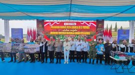 Raut bahagia terpancar dari 1.000 petani di kaki Gunung Gede Pangrango tepatnya di Kampung Maleber Desa Ciherang Kecamatan Pacet, Kabupaten Cianjur usai menerima bantuan sosial langsung dari Wakapolri Komjen Pol. Prof. Dr. H. Dedi Prasetyo, M.Hum., M.Si., M.M.,( Dok - Foto )