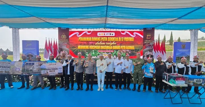 Raut bahagia terpancar dari 1.000 petani di kaki Gunung Gede Pangrango tepatnya di Kampung Maleber Desa Ciherang Kecamatan Pacet, Kabupaten Cianjur usai menerima bantuan sosial langsung dari Wakapolri Komjen Pol. Prof. Dr. H. Dedi Prasetyo, M.Hum., M.Si., M.M.,( Dok - Foto )