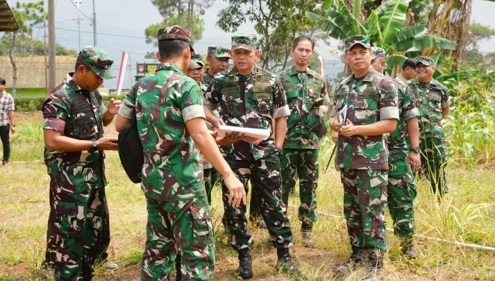 Pangdam IV/Diponegoro Mayjen TNI Achiruddin, S.E., M.Han., meninjau langsung kondisi personel dan lingkungan Yonif TP 455/Satria Pandanaran di Marshalling Area (MA) Kolat Rindam IV/Diponegoro, Bantir, Desa Losari, Kecamatan Sumowono, Kabupaten Semarang, Rabu (19/8/2026),( Dok - Foto )