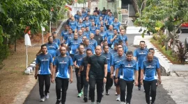 Pangdam IV/Diponegoro Mayjen TNI Achiruddin, S.E., M.Han., menjaga kebugaran sekaligus membangun semangat hidup sehat. Bersama para Pejabat Utama (PJU) Makodam, Pangdam melaksanakan olahraga bersama dengan menyusuri kawasan Kompleks Makodam, pada Selasa (18/8/2026),( Dok - Foto )