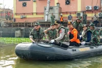 Pangdam IV/Diponegoro, Mayjen TNI Achiruddin, S.E., M.Han., turun langsung berbaur bersama para prajurit, personel Polri, pemerintah daerah, dan masyarakat dalam kegiatan Karya Bakti di kawasan Rumah Pompa Kali Banger, Kelurahan Kemijen, Kecamatan Semarang Timur, Jumat (21/8/2026), ( Dok - Foto )