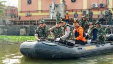 Pangdam IV/Diponegoro, Mayjen TNI Achiruddin, S.E., M.Han., turun langsung berbaur bersama para prajurit, personel Polri, pemerintah daerah, dan masyarakat dalam kegiatan Karya Bakti di kawasan Rumah Pompa Kali Banger, Kelurahan Kemijen, Kecamatan Semarang Timur, Jumat (21/8/2026), ( Dok - Foto )