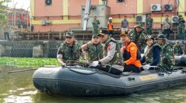 Pangdam IV/Diponegoro, Mayjen TNI Achiruddin, S.E., M.Han., turun langsung berbaur bersama para prajurit, personel Polri, pemerintah daerah, dan masyarakat dalam kegiatan Karya Bakti di kawasan Rumah Pompa Kali Banger, Kelurahan Kemijen, Kecamatan Semarang Timur, Jumat (21/8/2026), ( Dok - Foto )