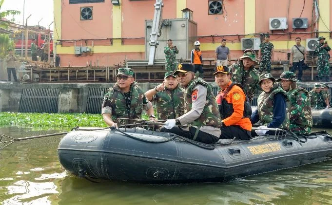 Pangdam IV/Diponegoro, Mayjen TNI Achiruddin, S.E., M.Han., turun langsung berbaur bersama para prajurit, personel Polri, pemerintah daerah, dan masyarakat dalam kegiatan Karya Bakti di kawasan Rumah Pompa Kali Banger, Kelurahan Kemijen, Kecamatan Semarang Timur, Jumat (21/8/2026), ( Dok - Foto )