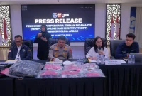Kabid Humas Polda Jabar Kombes Pol Hendra Rochmawan S.I.K., M.H mengungkapkan, para pelaku berpura-pura menjual kendaraan di Facebook dengan harga di bawah pasar. Saat calon pembeli tertarik, komunikasi dialihkan ke WhatsApp dan pelaku mulai mengirimkan Kartu Tanda Anggota (KTA) TNI palsu,( Dok - Foto )