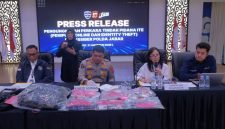 Kabid Humas Polda Jabar Kombes Pol Hendra Rochmawan S.I.K., M.H mengungkapkan, para pelaku berpura-pura menjual kendaraan di Facebook dengan harga di bawah pasar. Saat calon pembeli tertarik, komunikasi dialihkan ke WhatsApp dan pelaku mulai mengirimkan Kartu Tanda Anggota (KTA) TNI palsu,( Dok - Foto )