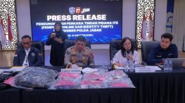 Kabid Humas Polda Jabar Kombes Pol Hendra Rochmawan S.I.K., M.H mengungkapkan, para pelaku berpura-pura menjual kendaraan di Facebook dengan harga di bawah pasar. Saat calon pembeli tertarik, komunikasi dialihkan ke WhatsApp dan pelaku mulai mengirimkan Kartu Tanda Anggota (KTA) TNI palsu,( Dok - Foto )