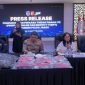 Kabid Humas Polda Jabar Kombes Pol Hendra Rochmawan S.I.K., M.H mengungkapkan, para pelaku berpura-pura menjual kendaraan di Facebook dengan harga di bawah pasar. Saat calon pembeli tertarik, komunikasi dialihkan ke WhatsApp dan pelaku mulai mengirimkan Kartu Tanda Anggota (KTA) TNI palsu,( Dok - Foto )