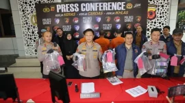 Polres Garut mengungkap dugaan tindak pidana perikanan berupa penyalahgunaan pendistribusian Benih Bening Lobster (BBL) secara ilegal di wilayah Kabupaten Garut. Sabtu (22/08/26), ( Dok - Foto )