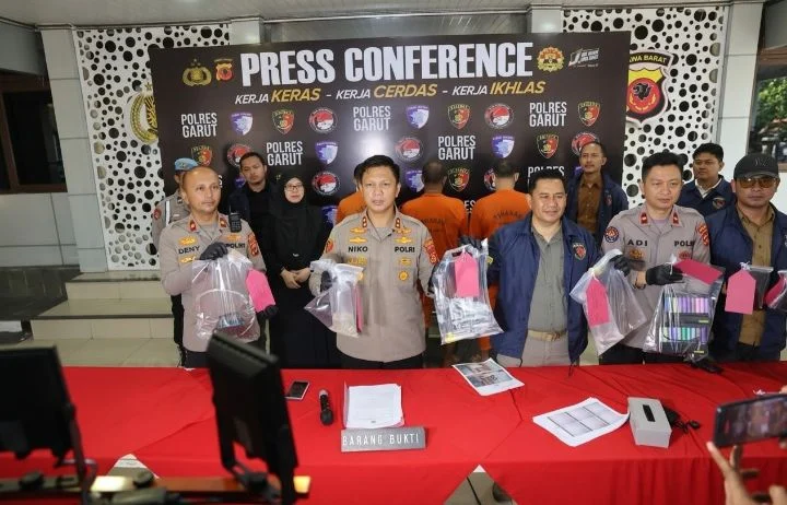 Polres Garut mengungkap dugaan tindak pidana perikanan berupa penyalahgunaan pendistribusian Benih Bening Lobster (BBL) secara ilegal di wilayah Kabupaten Garut. Sabtu (22/08/26), ( Dok - Foto )