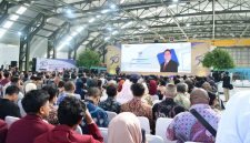 Kolonel Laut (P) Erfan Indra Darmawan, S.E., M.Tr.Hanla., M.M., mewakili Kepala Staf Angkatan Laut (Kasal) Laksamana TNI Dr. Muhammad Ali, S.E., M.M., M.Tr.Opsla., menghadiri Undangan Simposium Nasional HUT PT. DI ke-50 yang dipimpin oleh Direktur Utama PT. DI Marsda TNI (Purn.) Gita Amperiawan, bertempat di Hanggar Final Assembly Line N219 PT. Dirgatara Indonesia Jl. Padjajaran No. 154 Lanud Husein Sastranegara Kec. Cicendo Kota Bandung,( Dok - Foto )
