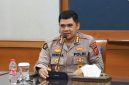 Kabid Humas Polda Jabar Kombes Pol. Hendra Rochmawan, S.I.K., M.H. mengimbau masyarakat agar tidak mudah terprovokasi oleh informasi maupun ajakan mobilisasi yang beredar di media sosial, terutama yang belum jelas sumber dan kebenarannya,( Dok - Foto )