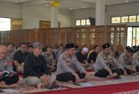 Suasana khidmat dan penuh kehangatan menyelimuti Masjid Al-Aman Polda Jawa Barat, Kamis (27/8/2026),( Dok - Foto )