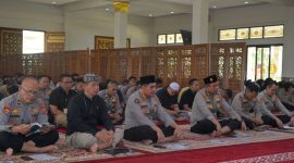 Suasana khidmat dan penuh kehangatan menyelimuti Masjid Al-Aman Polda Jawa Barat, Kamis (27/8/2026),( Dok - Foto )